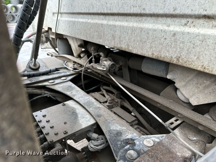 image for item OG9013 2006 Volvo VNL  semi truck