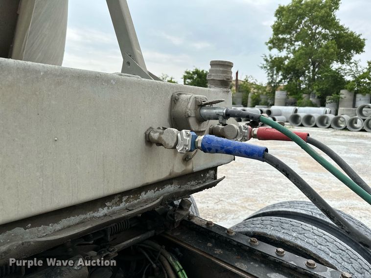 image for item OG9013 2006 Volvo VNL  semi truck