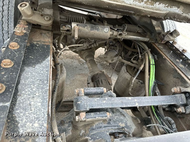 image for item OG9013 2006 Volvo VNL  semi truck