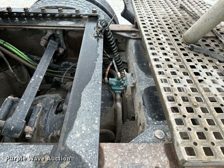 image for item OG9013 2006 Volvo VNL  semi truck