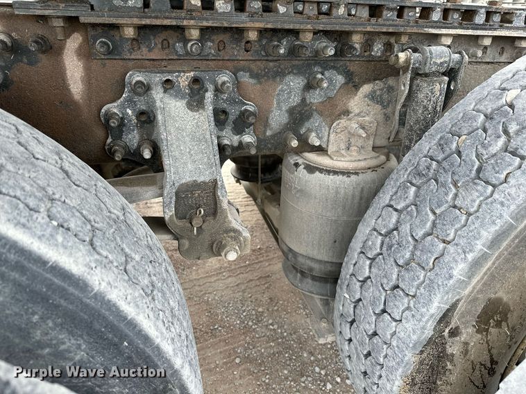 image for item OG9013 2006 Volvo VNL  semi truck