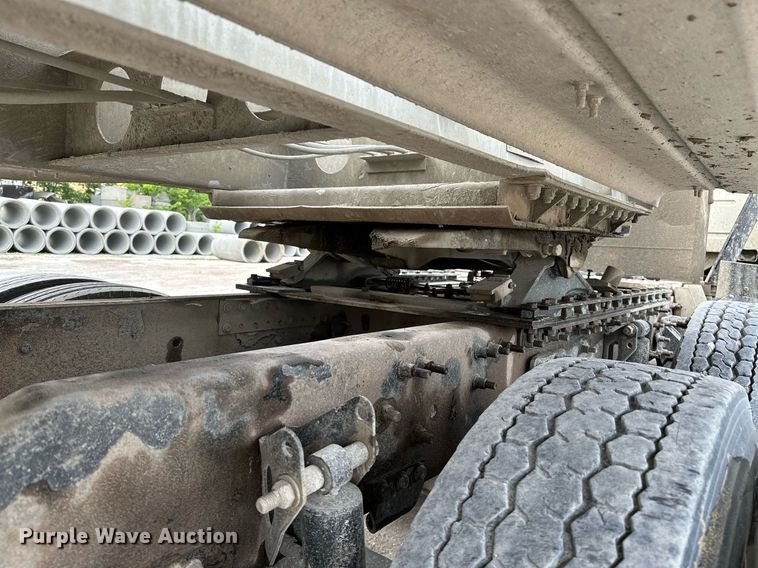 image for item OG9013 2006 Volvo VNL  semi truck