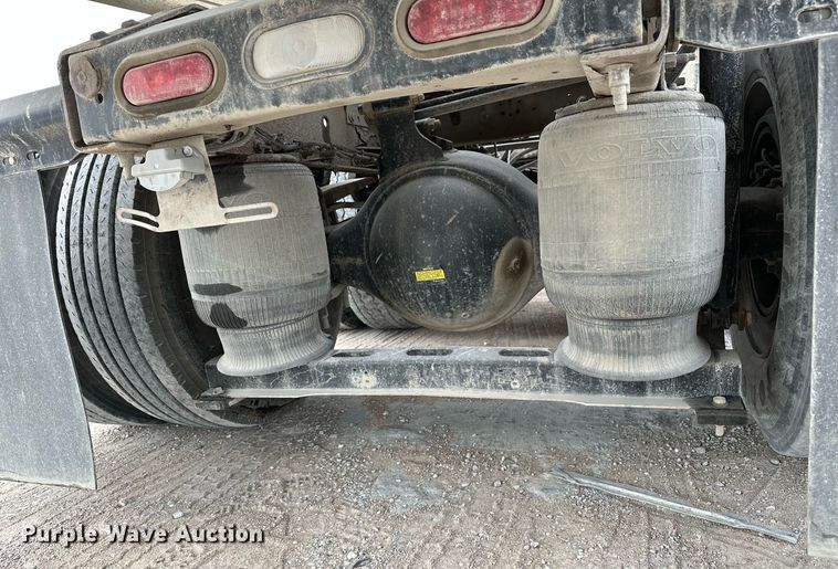 image for item OG9013 2006 Volvo VNL  semi truck