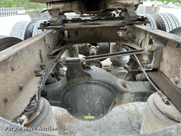 image for item OG9013 2006 Volvo VNL  semi truck