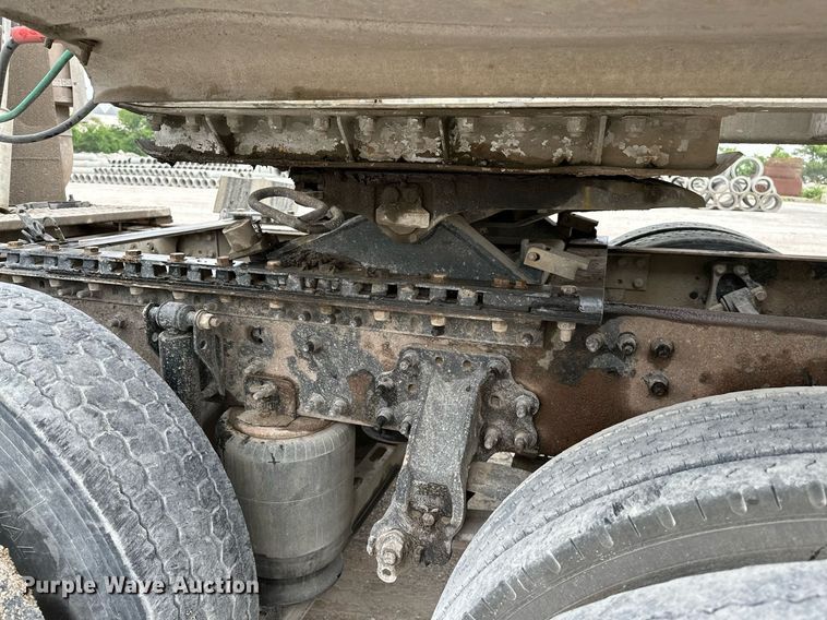 image for item OG9013 2006 Volvo VNL  semi truck