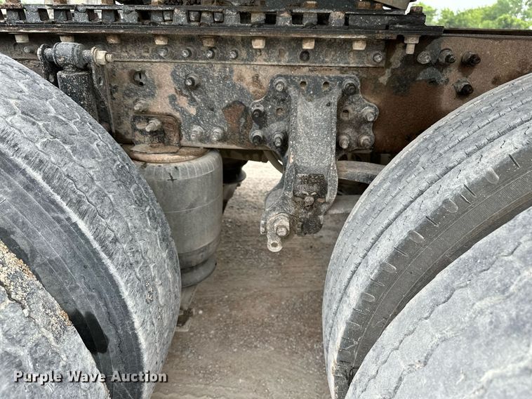 image for item OG9013 2006 Volvo VNL  semi truck