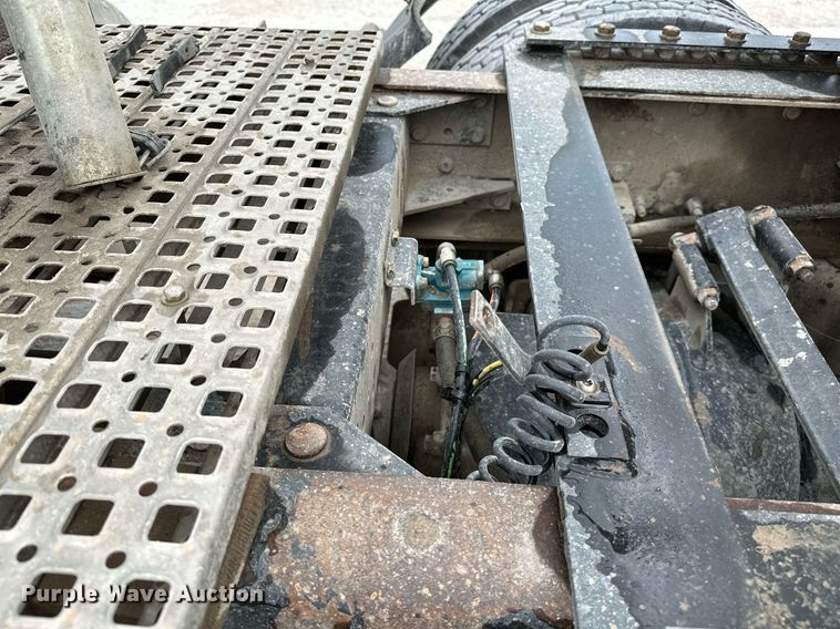 image for item OG9013 2006 Volvo VNL  semi truck