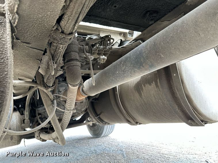 image for item OG9013 2006 Volvo VNL  semi truck