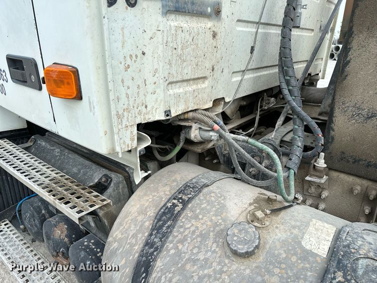 image for item OG9013 2006 Volvo VNL  semi truck