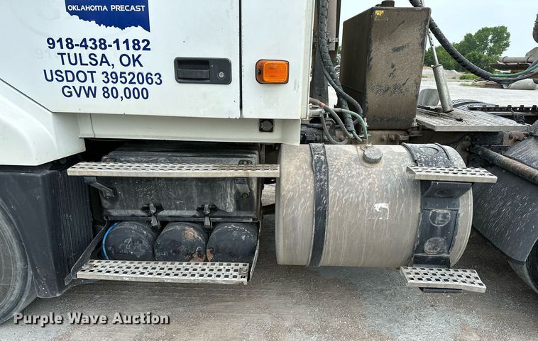 image for item OG9013 2006 Volvo VNL  semi truck