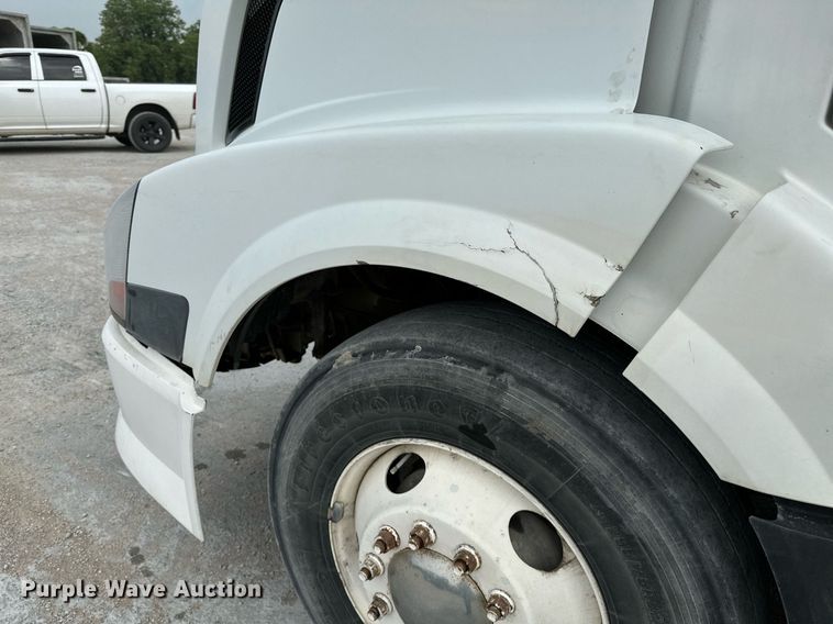 image for item OG9013 2006 Volvo VNL  semi truck
