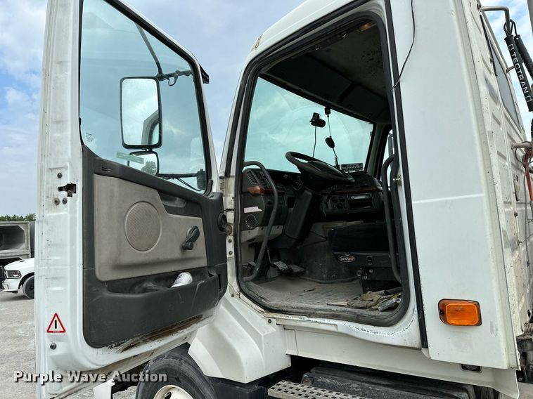image for item OG9013 2006 Volvo VNL  semi truck