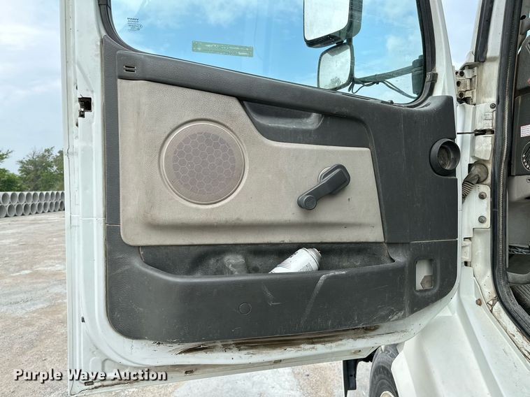 image for item OG9013 2006 Volvo VNL  semi truck