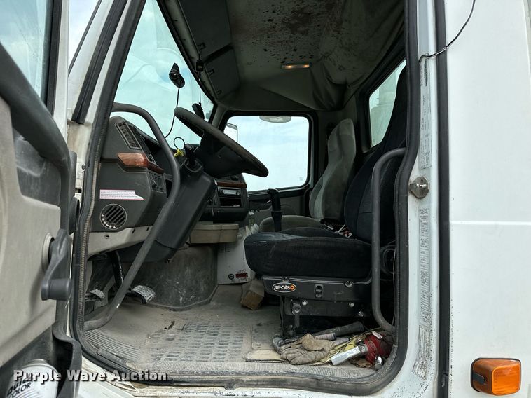 image for item OG9013 2006 Volvo VNL  semi truck