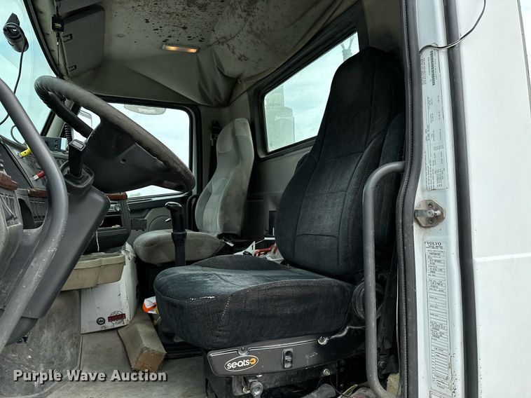 image for item OG9013 2006 Volvo VNL  semi truck