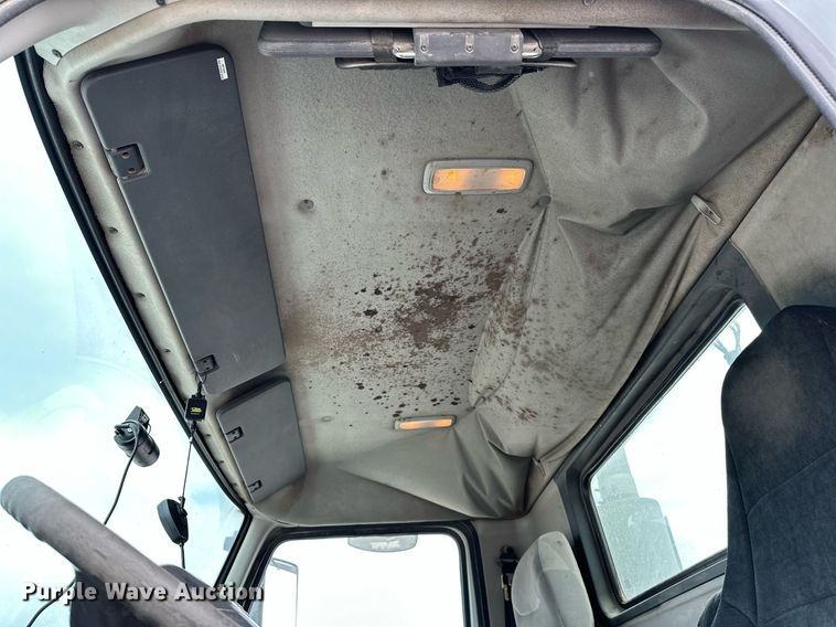 image for item OG9013 2006 Volvo VNL  semi truck