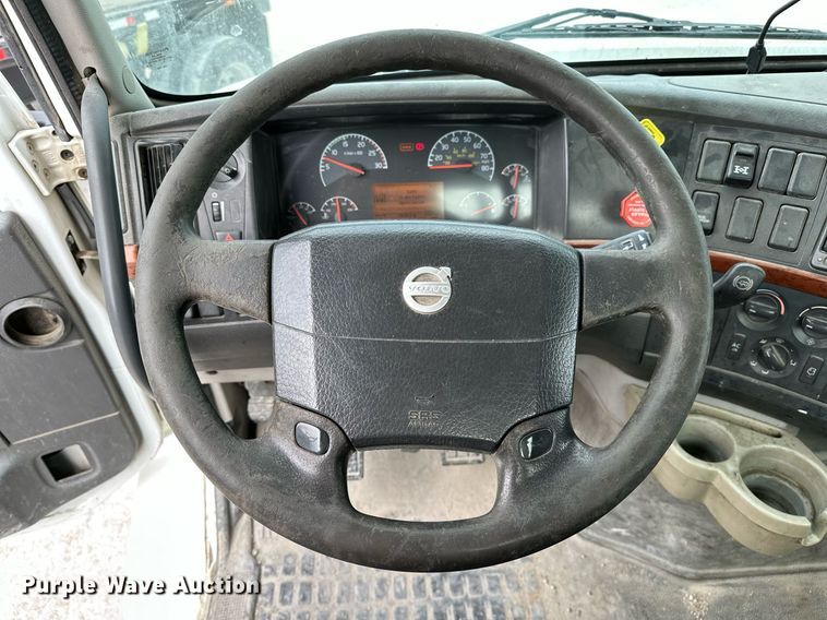 image for item OG9013 2006 Volvo VNL  semi truck