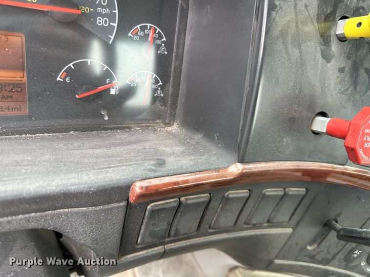 image for item OG9013 2006 Volvo VNL  semi truck