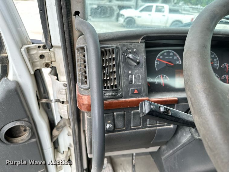 image for item OG9013 2006 Volvo VNL  semi truck