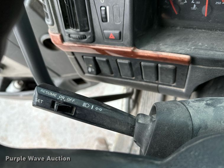 image for item OG9013 2006 Volvo VNL  semi truck