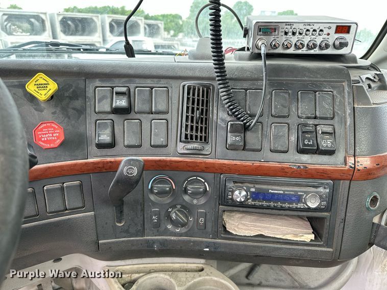 image for item OG9013 2006 Volvo VNL  semi truck