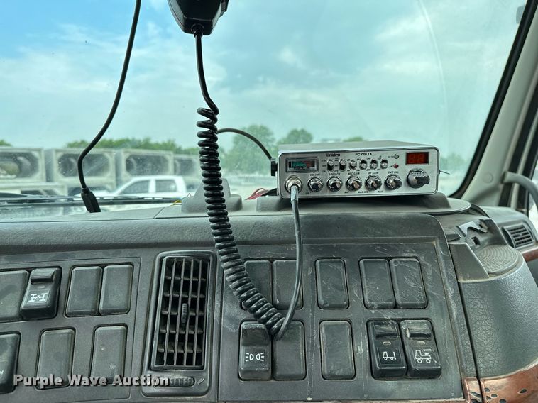 image for item OG9013 2006 Volvo VNL  semi truck