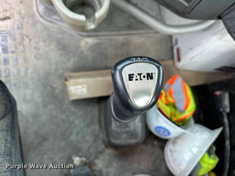 image for item OG9013 2006 Volvo VNL  semi truck