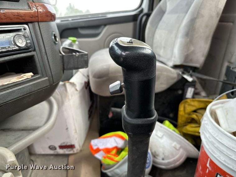 image for item OG9013 2006 Volvo VNL  semi truck