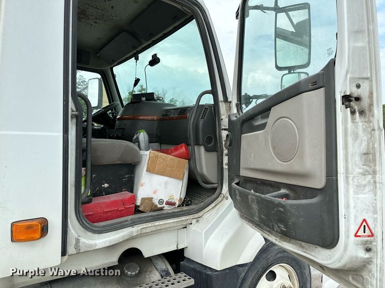 image for item OG9013 2006 Volvo VNL  semi truck