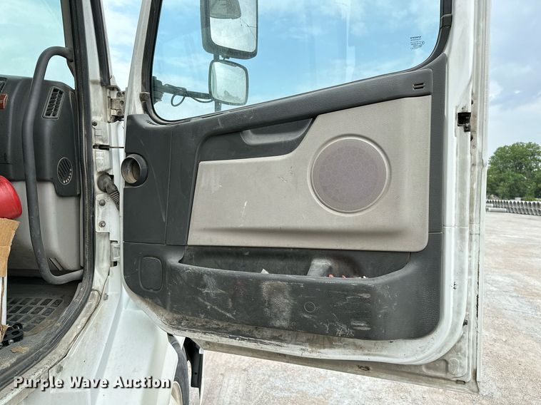 image for item OG9013 2006 Volvo VNL  semi truck