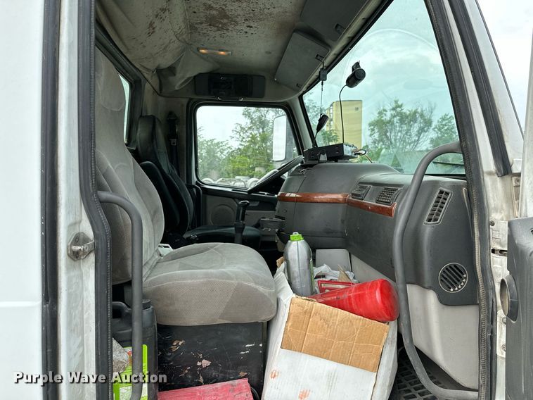 image for item OG9013 2006 Volvo VNL  semi truck