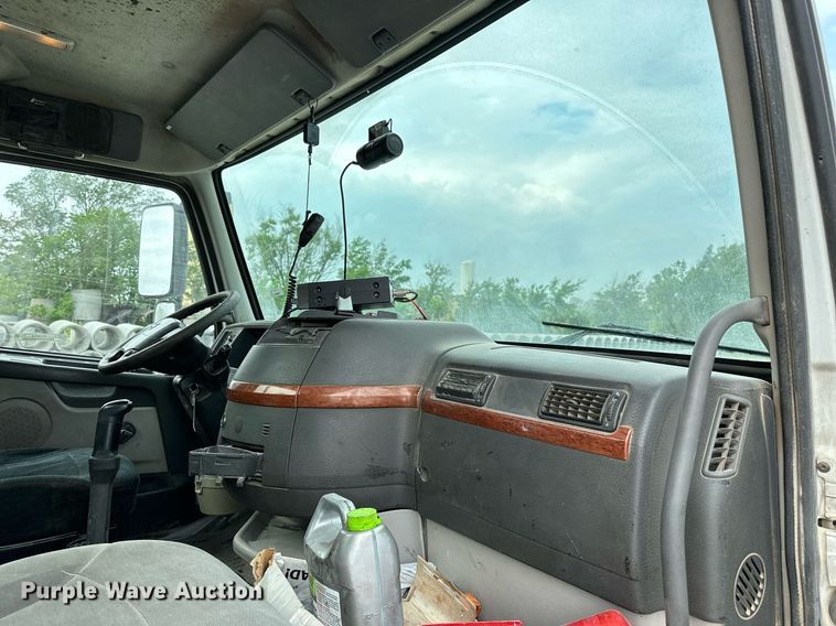 image for item OG9013 2006 Volvo VNL  semi truck