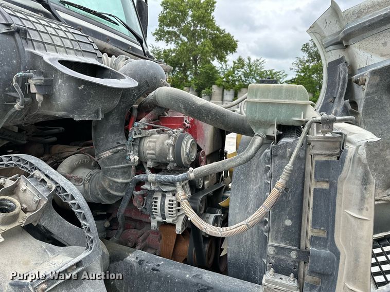 image for item OG9013 2006 Volvo VNL  semi truck