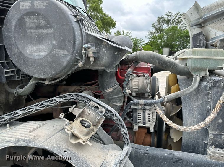 image for item OG9013 2006 Volvo VNL  semi truck