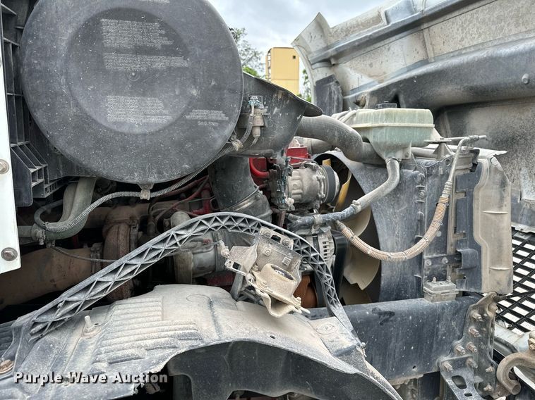 image for item OG9013 2006 Volvo VNL  semi truck