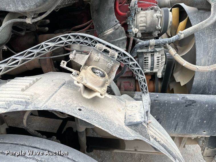 image for item OG9013 2006 Volvo VNL  semi truck