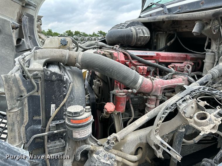 image for item OG9013 2006 Volvo VNL  semi truck