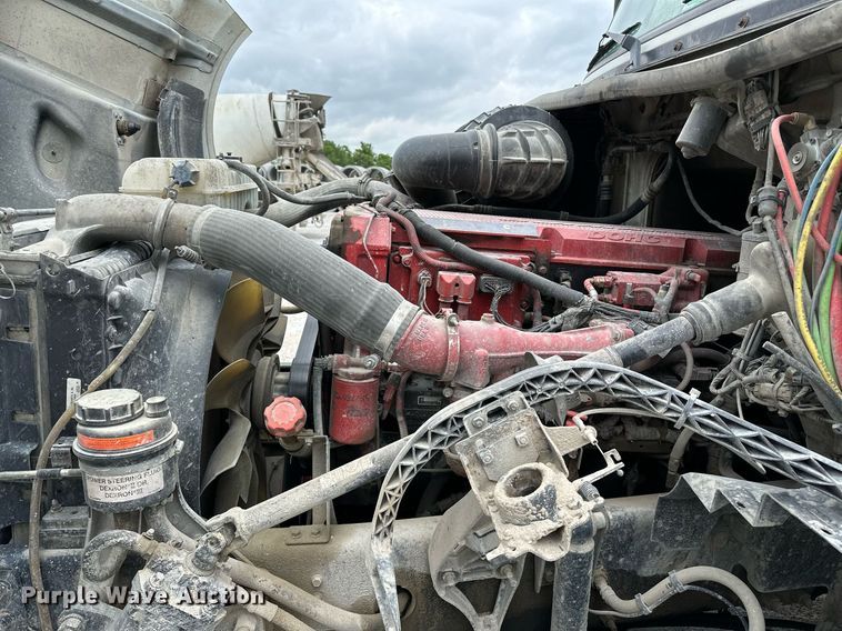 image for item OG9013 2006 Volvo VNL  semi truck