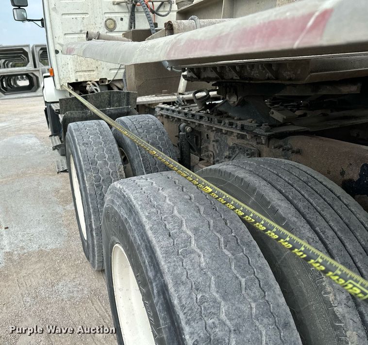 image for item OG9013 2006 Volvo VNL  semi truck