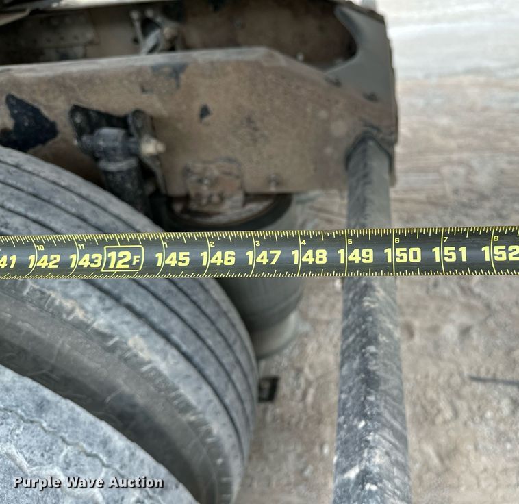 image for item OG9013 2006 Volvo VNL  semi truck