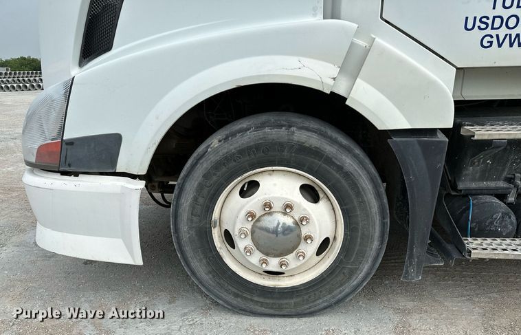 image for item OG9013 2006 Volvo VNL  semi truck