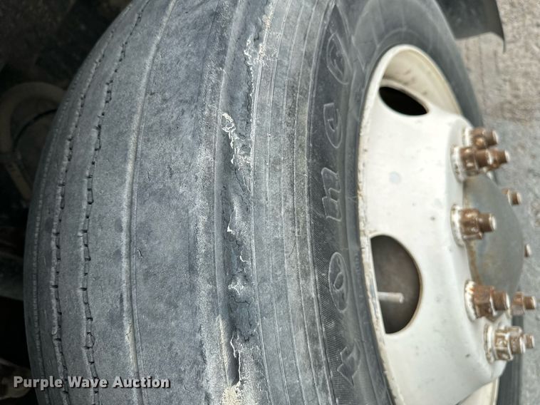 image for item OG9013 2006 Volvo VNL  semi truck