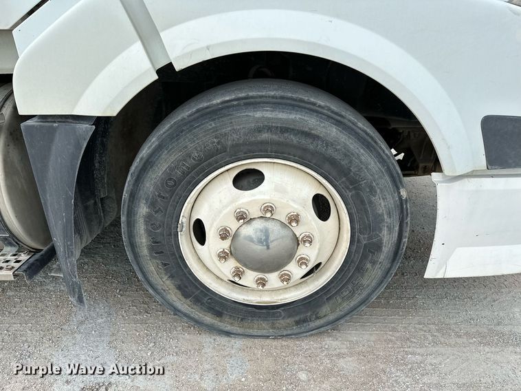 image for item OG9013 2006 Volvo VNL  semi truck