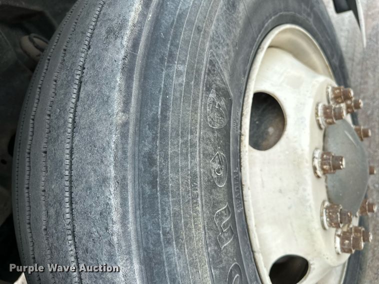 image for item OG9013 2006 Volvo VNL  semi truck