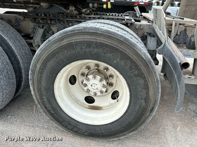 image for item OG9013 2006 Volvo VNL  semi truck