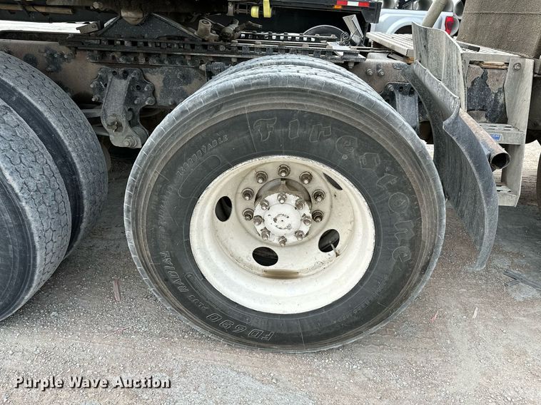 image for item OG9013 2006 Volvo VNL  semi truck