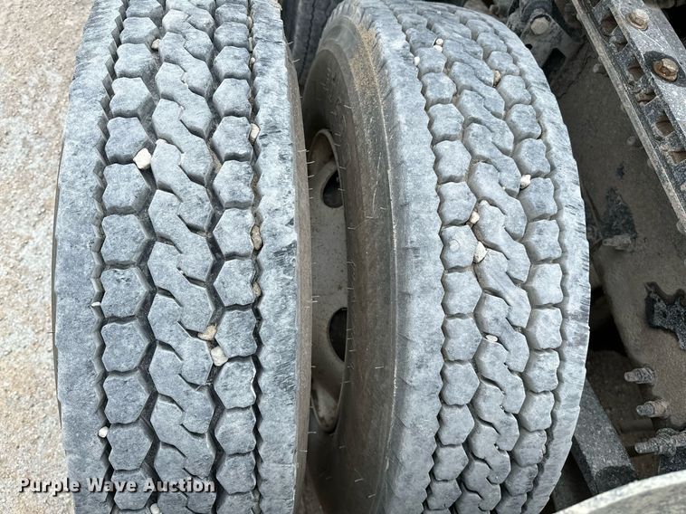 image for item OG9013 2006 Volvo VNL  semi truck