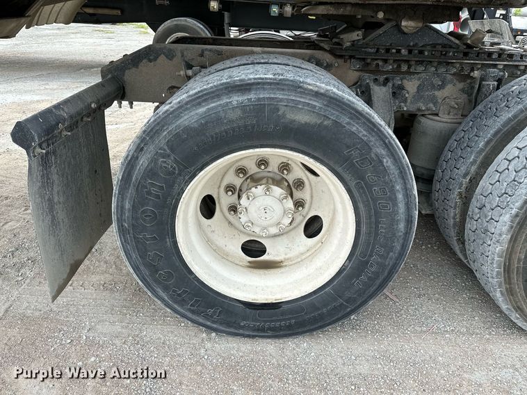 image for item OG9013 2006 Volvo VNL  semi truck