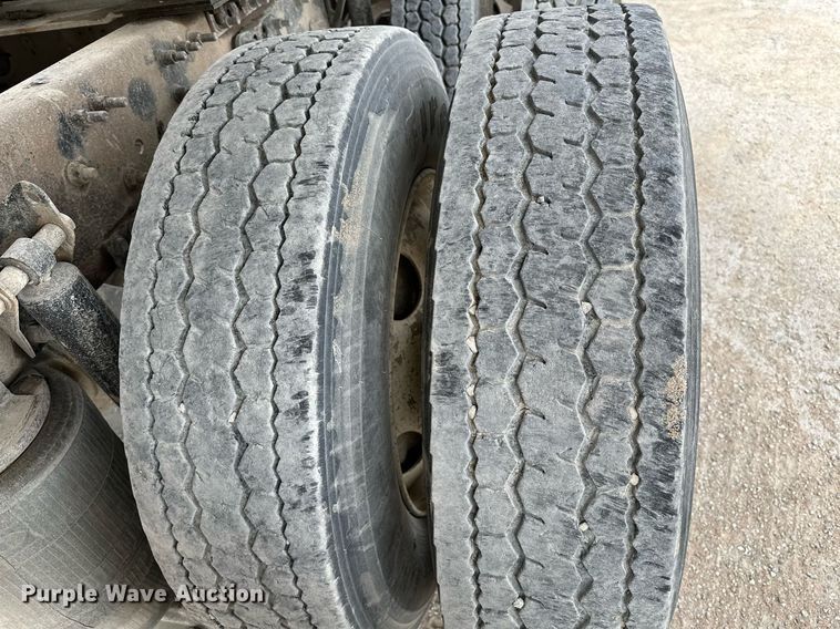 image for item OG9013 2006 Volvo VNL  semi truck