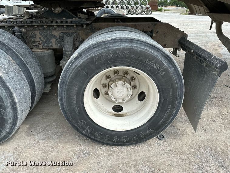 image for item OG9013 2006 Volvo VNL  semi truck